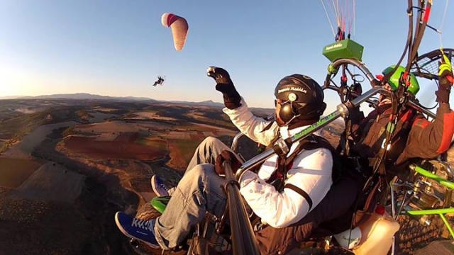 Despedida de soltero volando en parapente